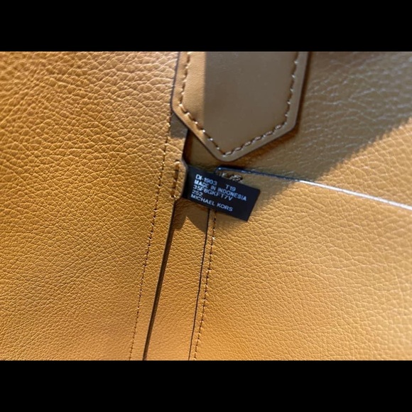 โSOLDโNWT MICHAEL KORS TOTE!! - Picture 7 of 7
